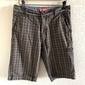 3/$15 🦉 Brown plaid Levi’s shorts sz 30